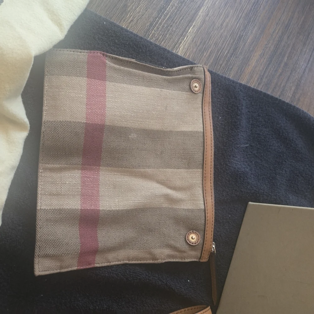 Burberry Ashy Bucket Bag Tassels, Plaid, Leather, Detachable Crossbody Strap EUC